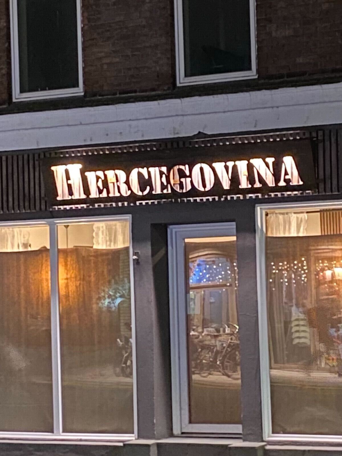 Hercegovina Restaurant facade om aftenen